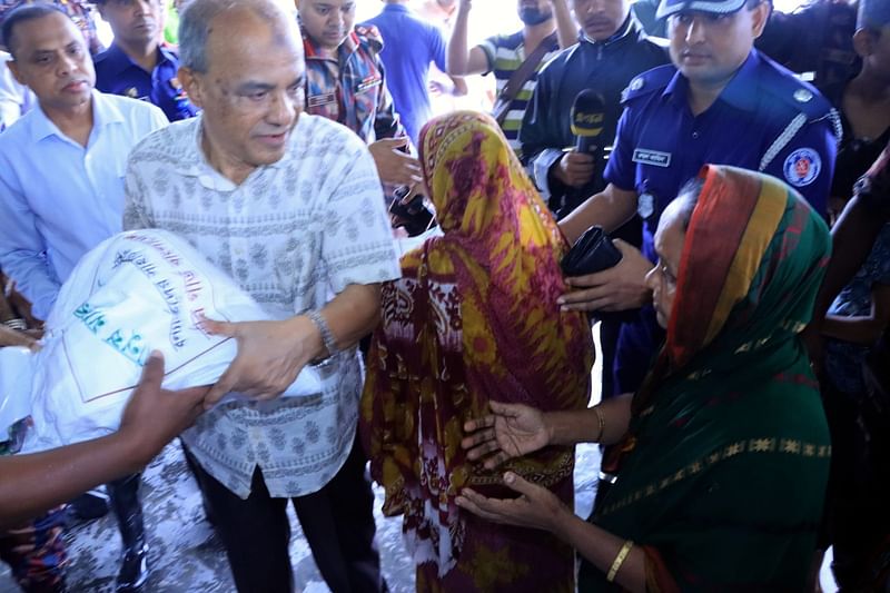 নোয়াখালীতে ত্রাণ বিতরণ করছেন স্বরাষ্ট্র উপদেষ্টা লেফটেন্যান্ট জেনারেল (অব.) মো. জাহাঙ্গীর আলম চৌধুরী। আজ সোমবার দুপুরে